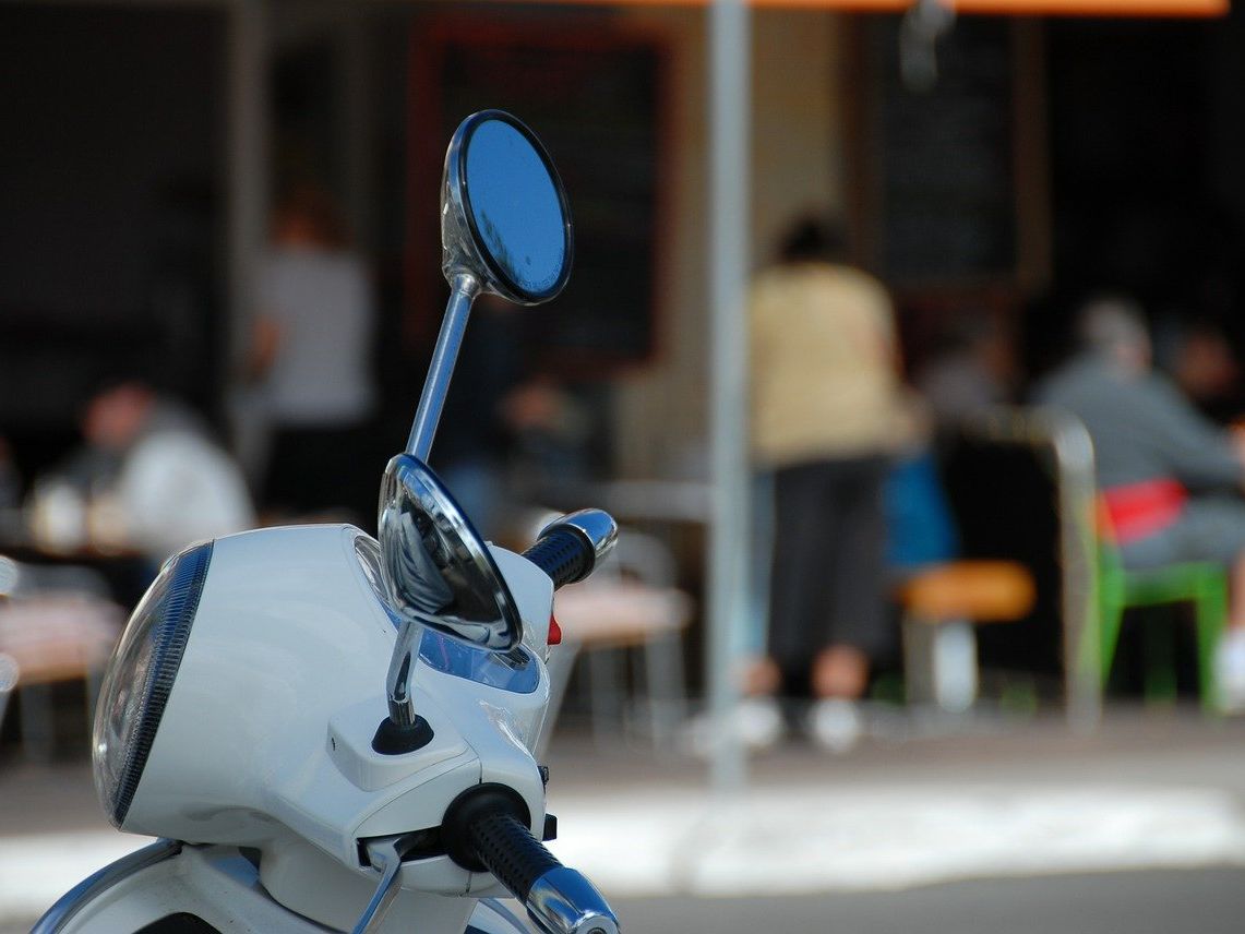 Der Mopedfahrer brach sich bei dem Unfall den Arm. Der Mopedfahrer brach sich bei dem Unfall den Arm.