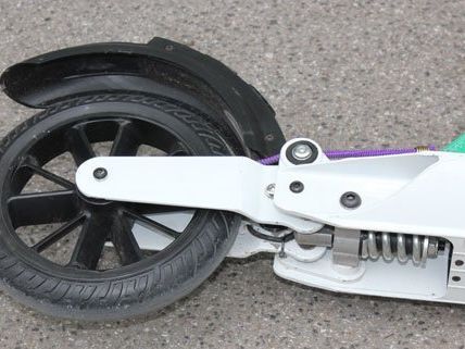 Einen Tretroller war der Mann nach seinem Widersacher Einen Tretroller war der Mann nach seinem Widersacher