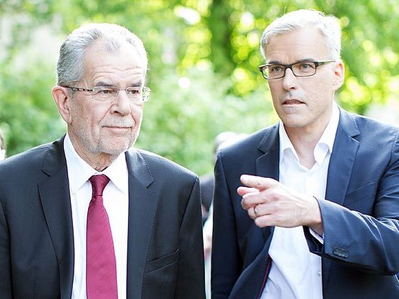 Alexander Van der Bellen und sein Wahlkampfleiter Lothar Lockl (R)