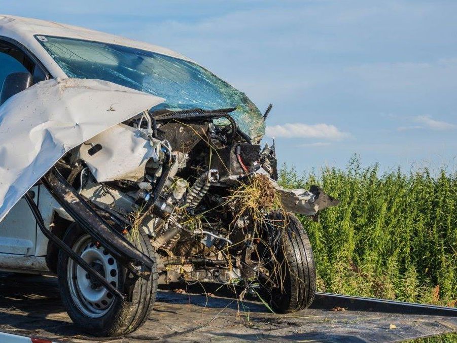 Der Motor wurde bei dem Zusammenstoß mit dem Zug aus dem Fahrzeug gerissen. Der Motor wurde bei dem Zusammenstoß mit dem Zug aus dem Fahrzeug gerissen.