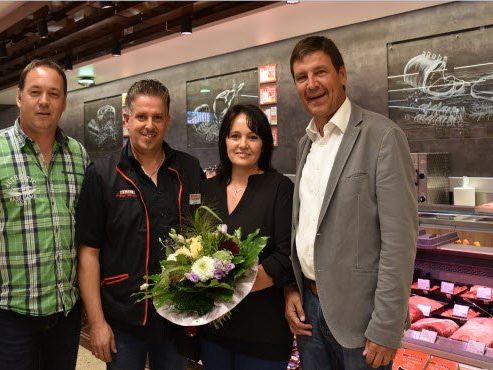 SPAR-Geschäftsführer Gerhard Ritter und Gebietsleiter Hanno Schwendinger gratulieren den Kaufleuten Roland und Andrea Feurstein zum wiedereröffneten SPAR-Markt SPAR-Geschäftsführer Gerhard Ritter und Gebietsleiter Hanno Schwendinger gratulieren den Kaufleuten Roland und Andrea Feurstein zum wiedereröffneten SPAR-Markt