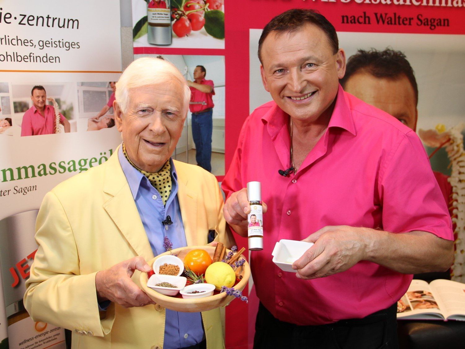 Walter Sagan mit Hademar Bankhofer am Messestand. Walter Sagan mit Hademar Bankhofer am Messestand.