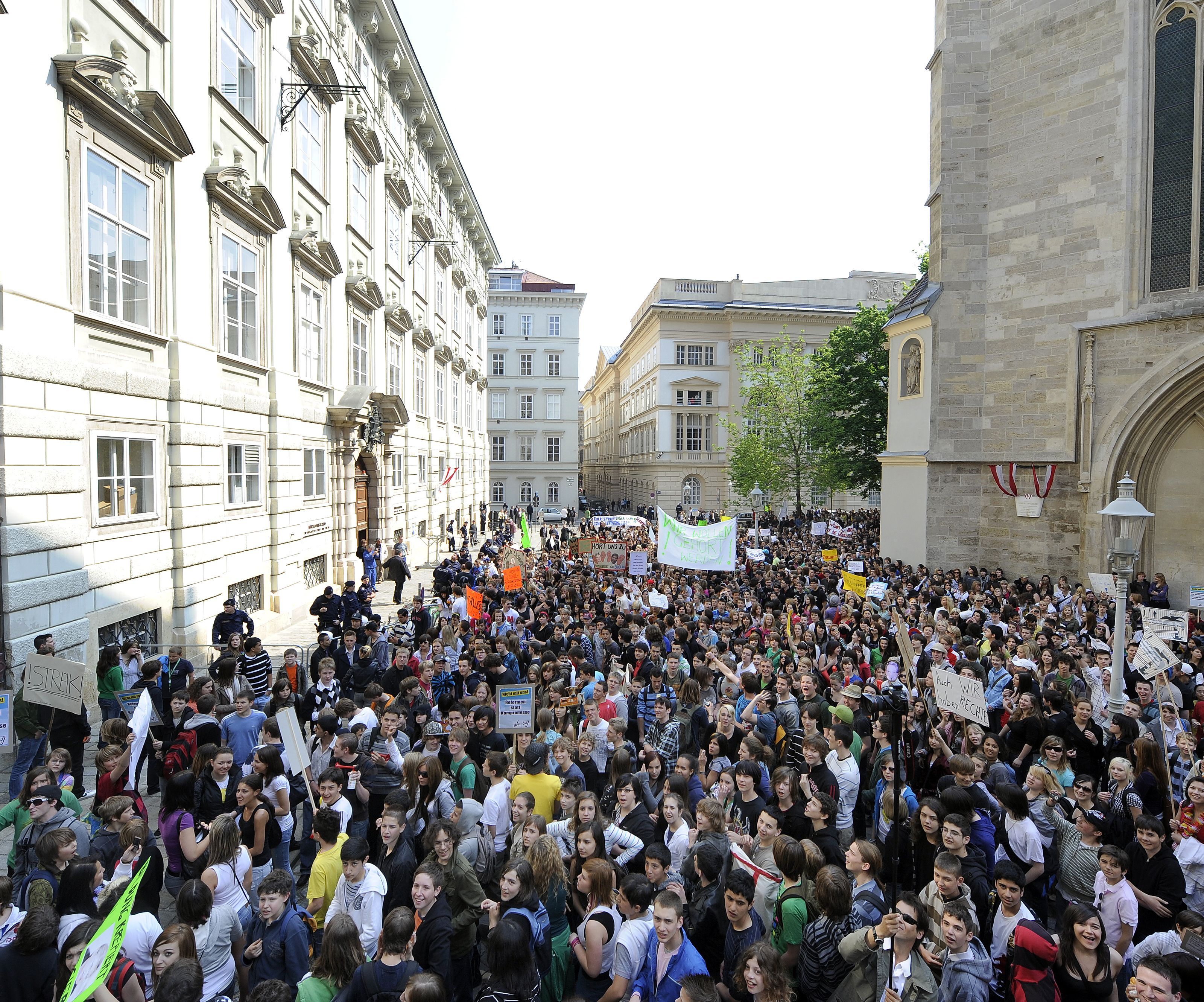 Jugendorganisationen versammelten sich am Mittwoch vor dem Minoritenplatz. Jugendorganisationen versammelten sich am Mittwoch vor dem Minoritenplatz.