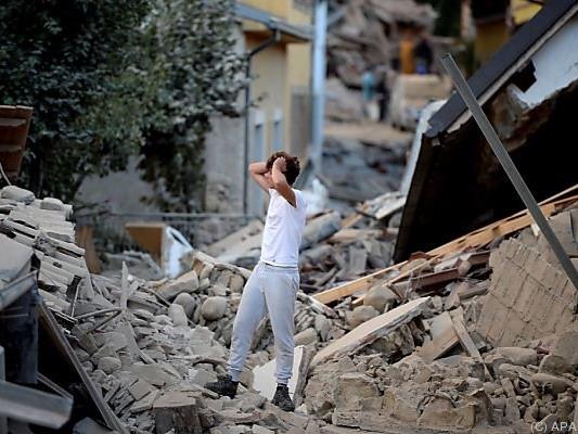 Tausende Betroffene sthen von den Trümmern ihrer Häuser und Existenzen