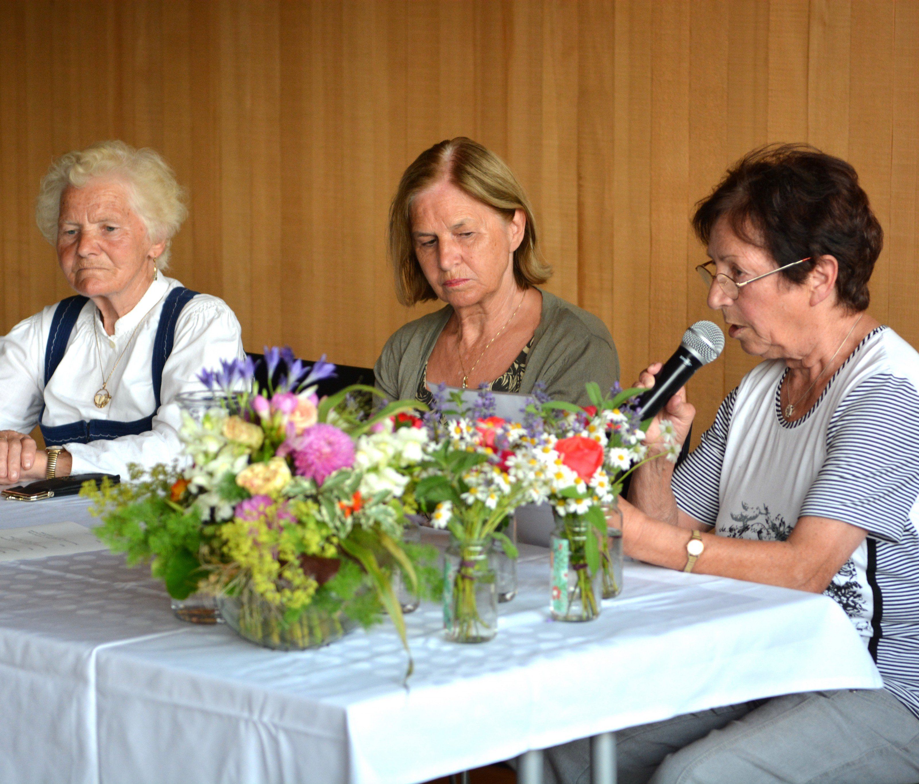 Die Autorinnen bei der ersten Lesung in Ludesch v.li. Hermine Bischof, Irma Hirschauer u. Hannelore Kaufmann Die Autorinnen bei der ersten Lesung in Ludesch v.li. Hermine Bischof, Irma Hirschauer u. Hannelore Kaufmann