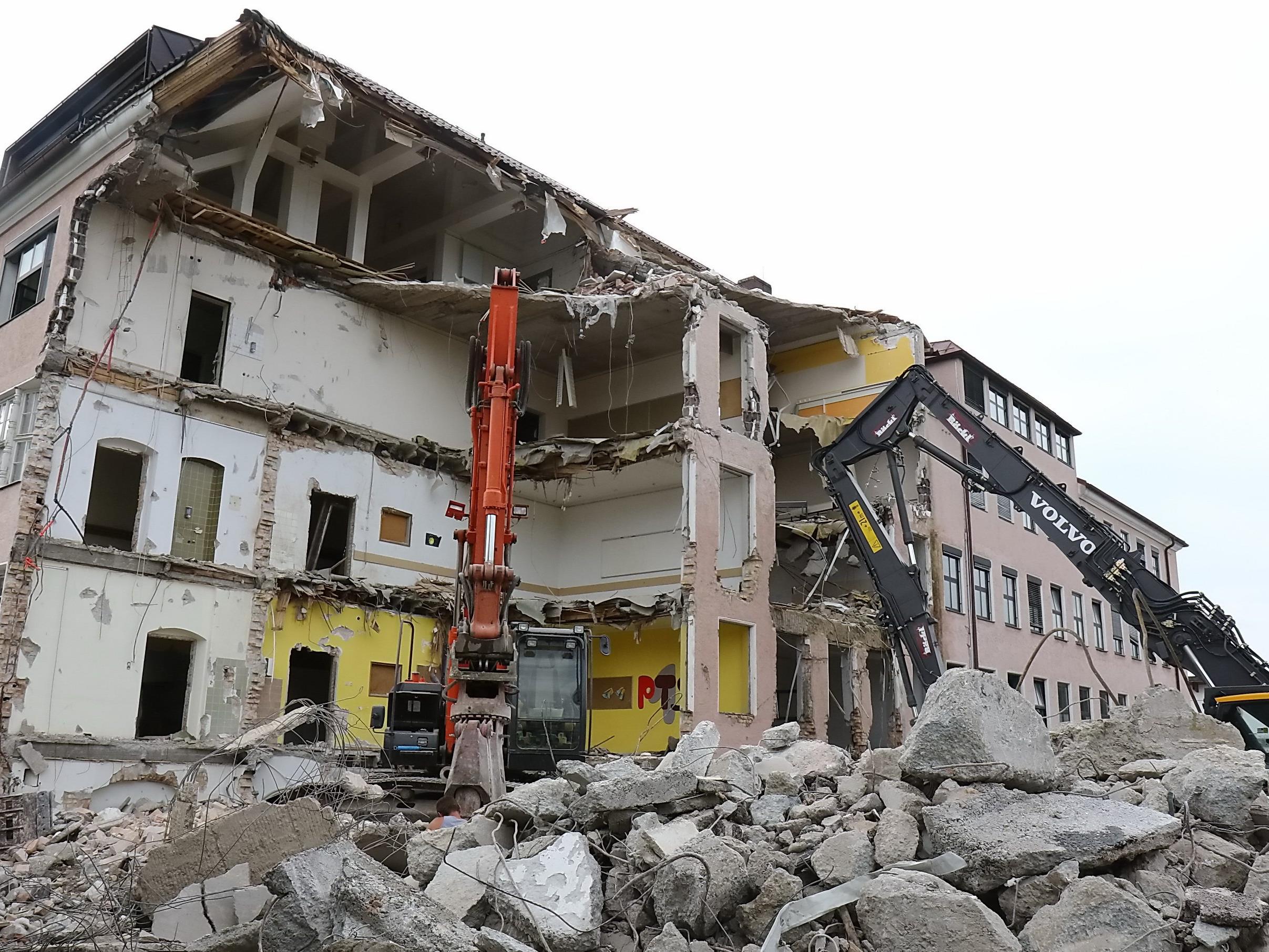 Das alte Schulgebäude wird abgerissen.