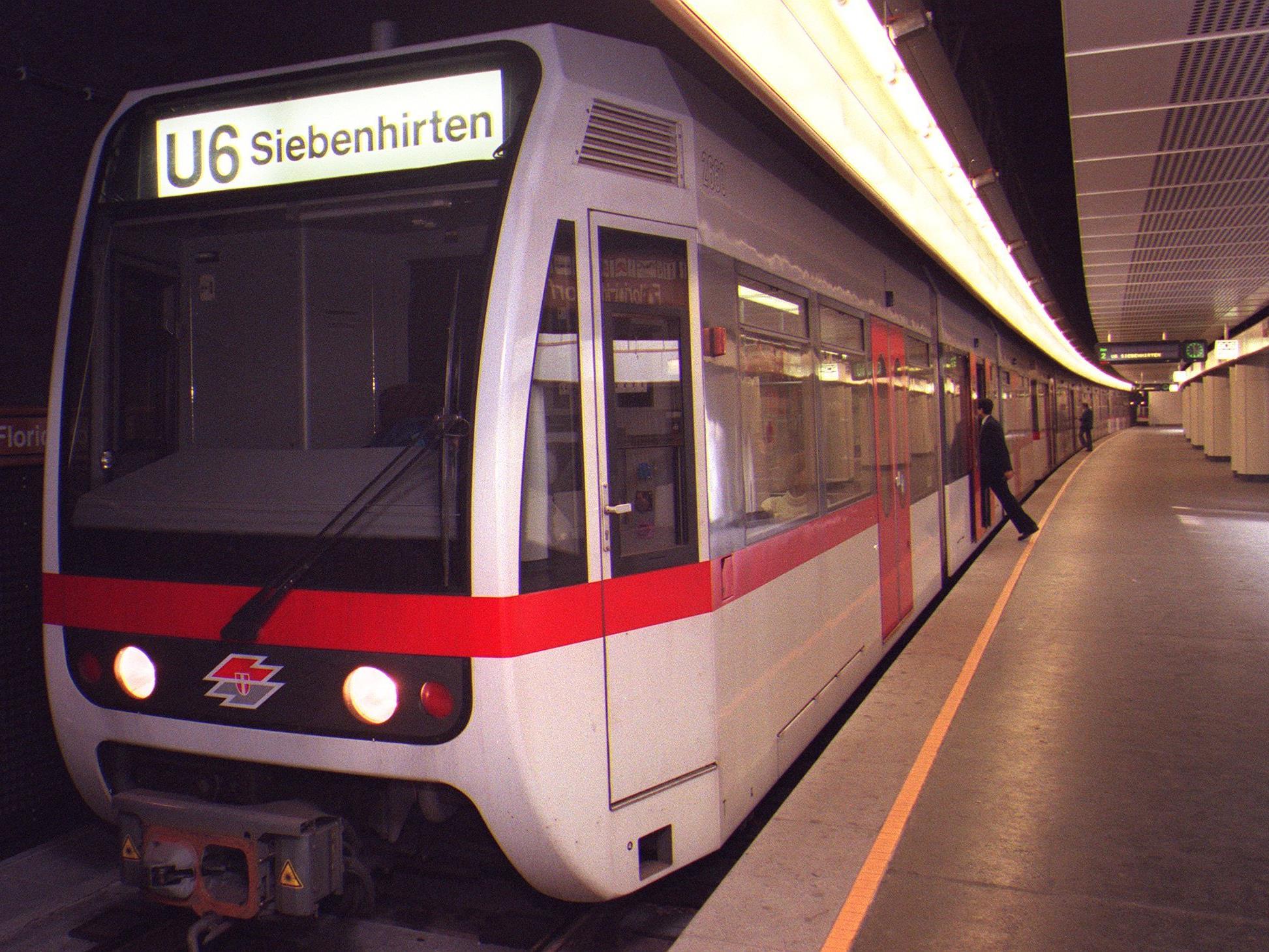 Ein Zug der Wiener U-Bahnlinie 6.