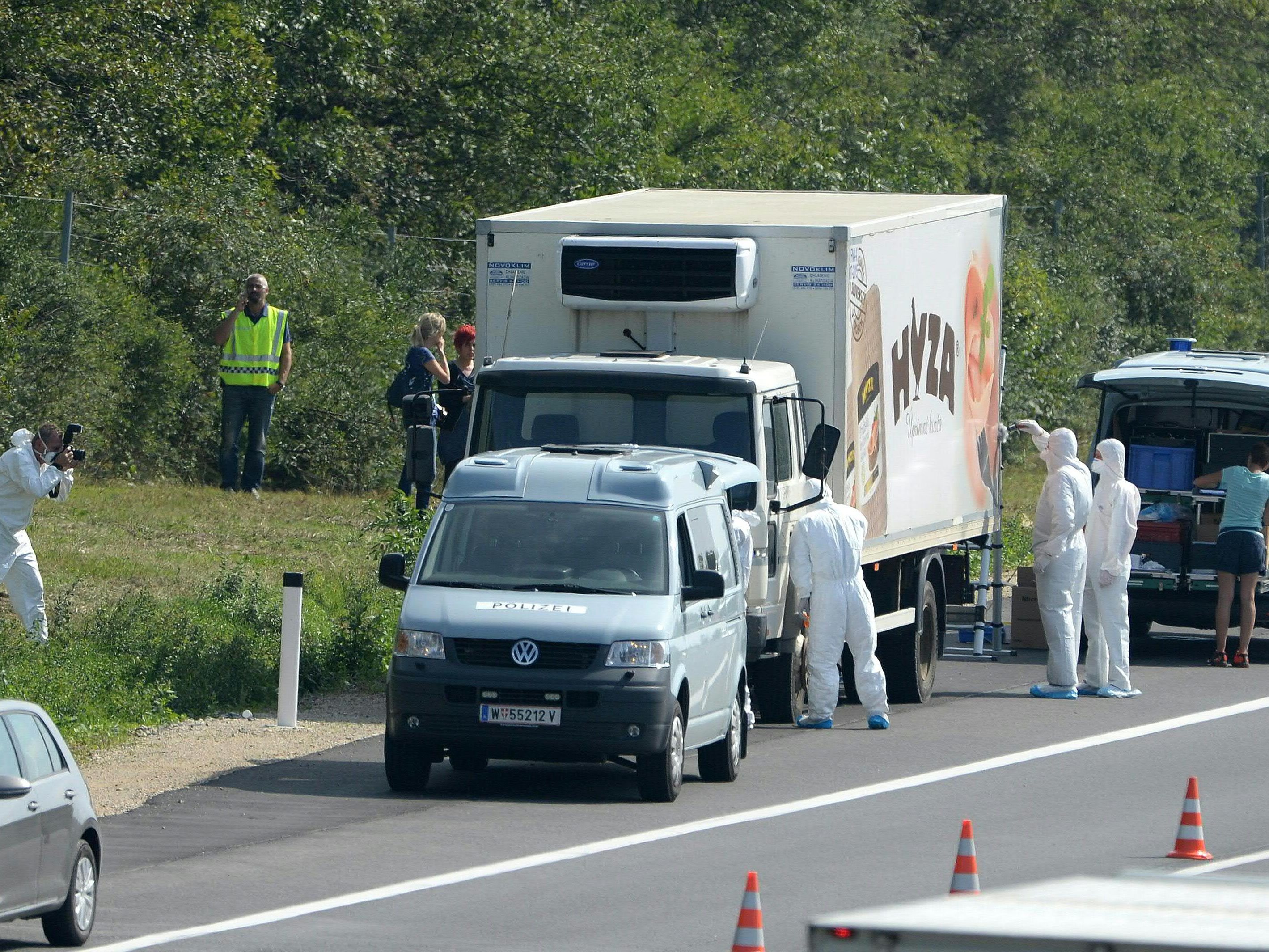 Am 27. August 2015 wurden in diesem abgestellten LKW die Leichen von 71 Flüchtlingen gefunden. Am 27. August 2015 wurden in diesem abgestellten LKW die Leichen von 71 Flüchtlingen gefunden.