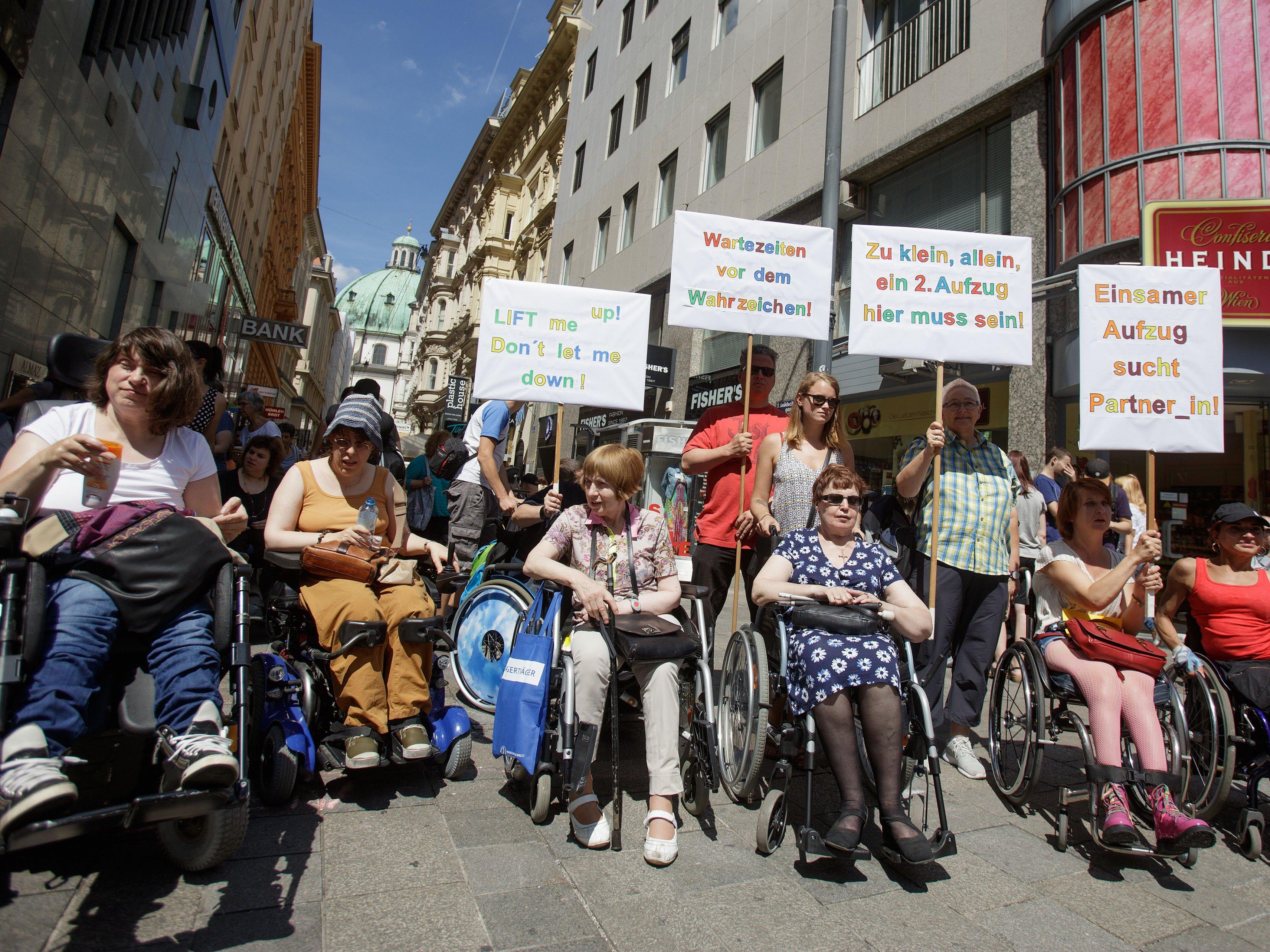 Am Dienstag protestierten unter anderem auch Rollstuhlfahrer für einen zweiten Aufzug am Stephansplatz.