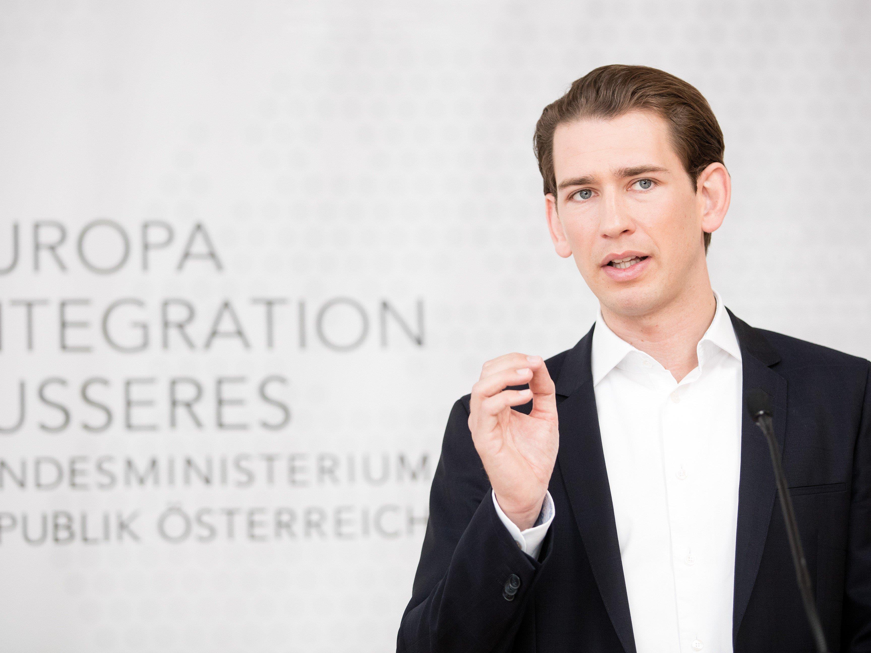 Integrationsminister Sebastian Kurz hat der SPÖ erste Entwürfe für eine Verschärfung der Fremdenpolitik übermittelt.