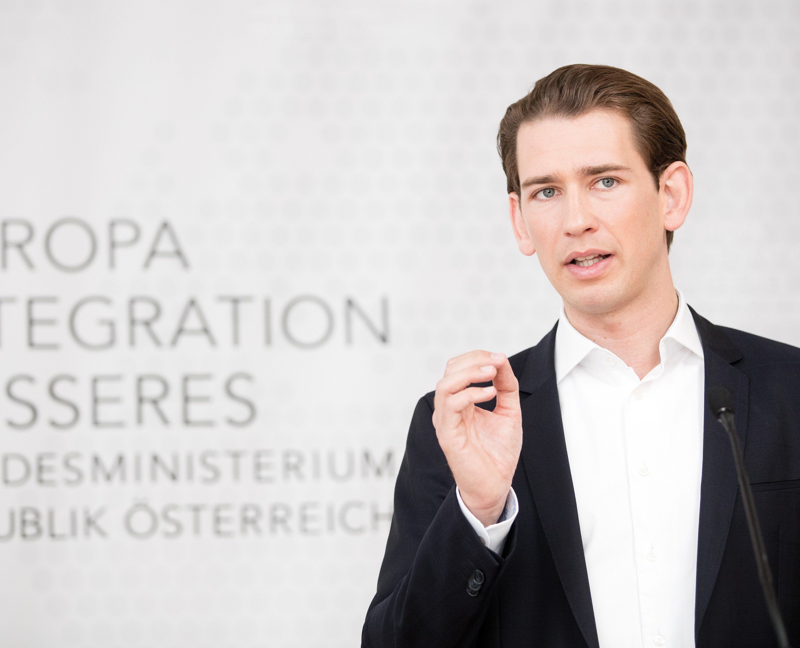 Integrationsminister Sebastian Kurz hat der SPÖ erste Entwürfe für eine Verschärfung der Fremdenpolitik übermittelt. Integrationsminister Sebastian Kurz hat der SPÖ erste Entwürfe für eine Verschärfung der Fremdenpolitik übermittelt.