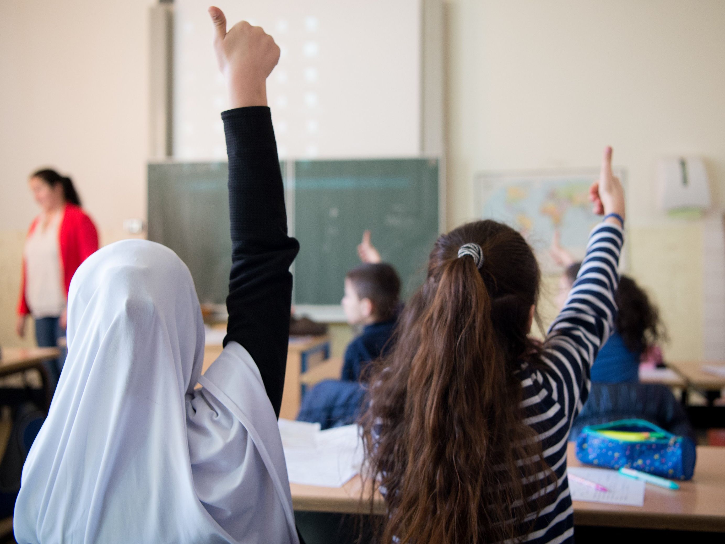 Das Bildungsniveau von Österreichern mit ausländischen Wurzeln nähert sich an jenes der Einheimischen an. Das Bildungsniveau von Österreichern mit ausländischen Wurzeln nähert sich an jenes der Einheimischen an.