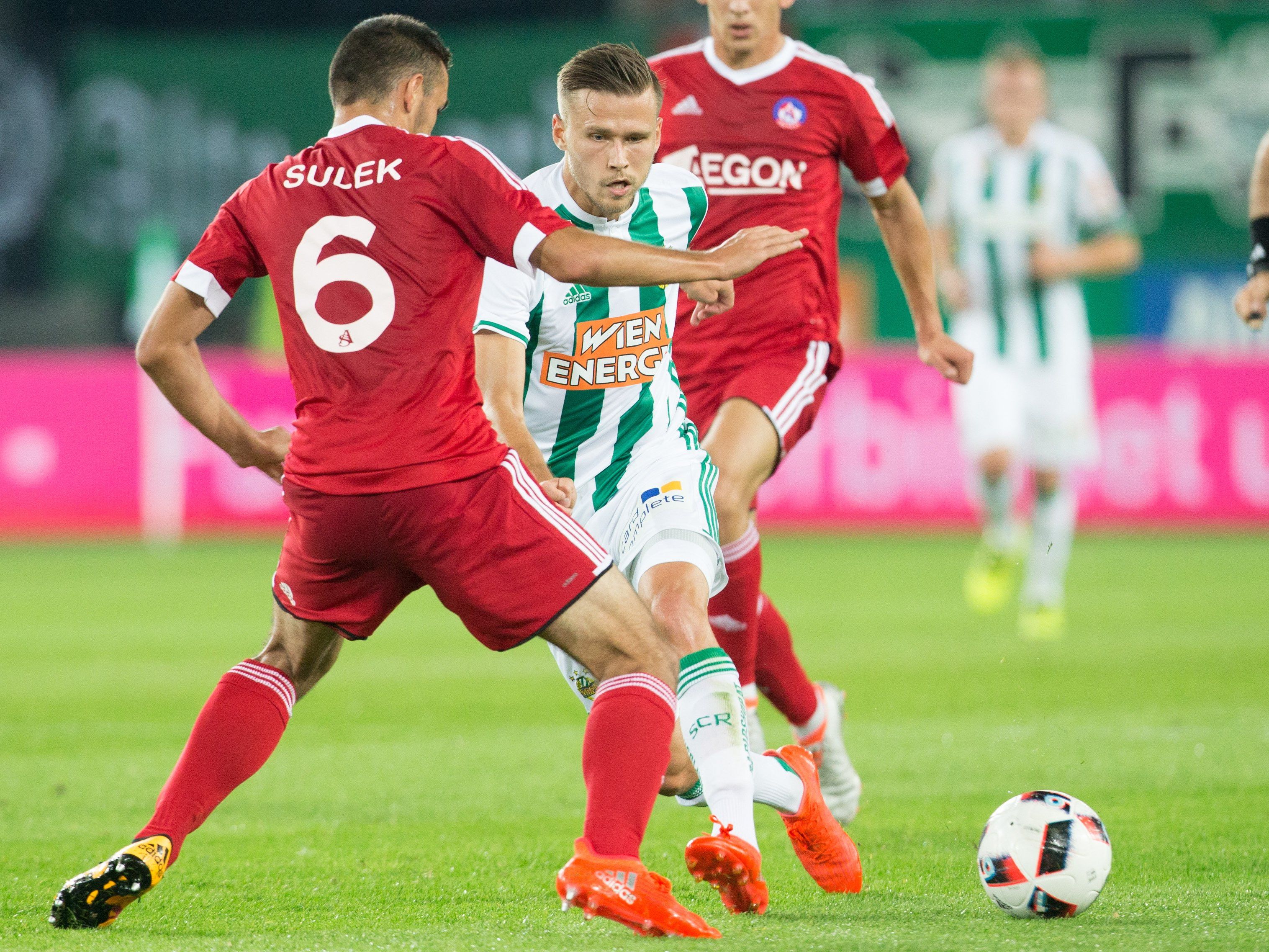 Rapid stolperte im Rückspiel gegen Trenčín, stieg mit dem Gesamtscore von 4:2 aber dennoch in die Gruppenphase der Europa League auf. Rapid stolperte im Rückspiel gegen Trenčín, stieg mit dem Gesamtscore von 4:2 aber dennoch in die Gruppenphase der Europa League auf.
