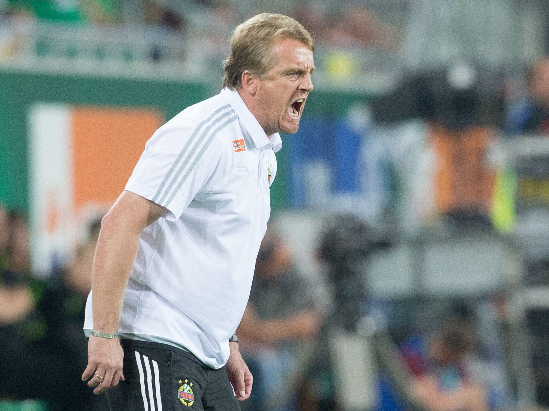 Rapid-Trainer Mike Büskens musste seinen Schützlingen die Ernsthaftigkeit der Partie in Erinnerung rufen. Rapid-Trainer Mike Büskens musste seinen Schützlingen die Ernsthaftigkeit der Partie in Erinnerung rufen.