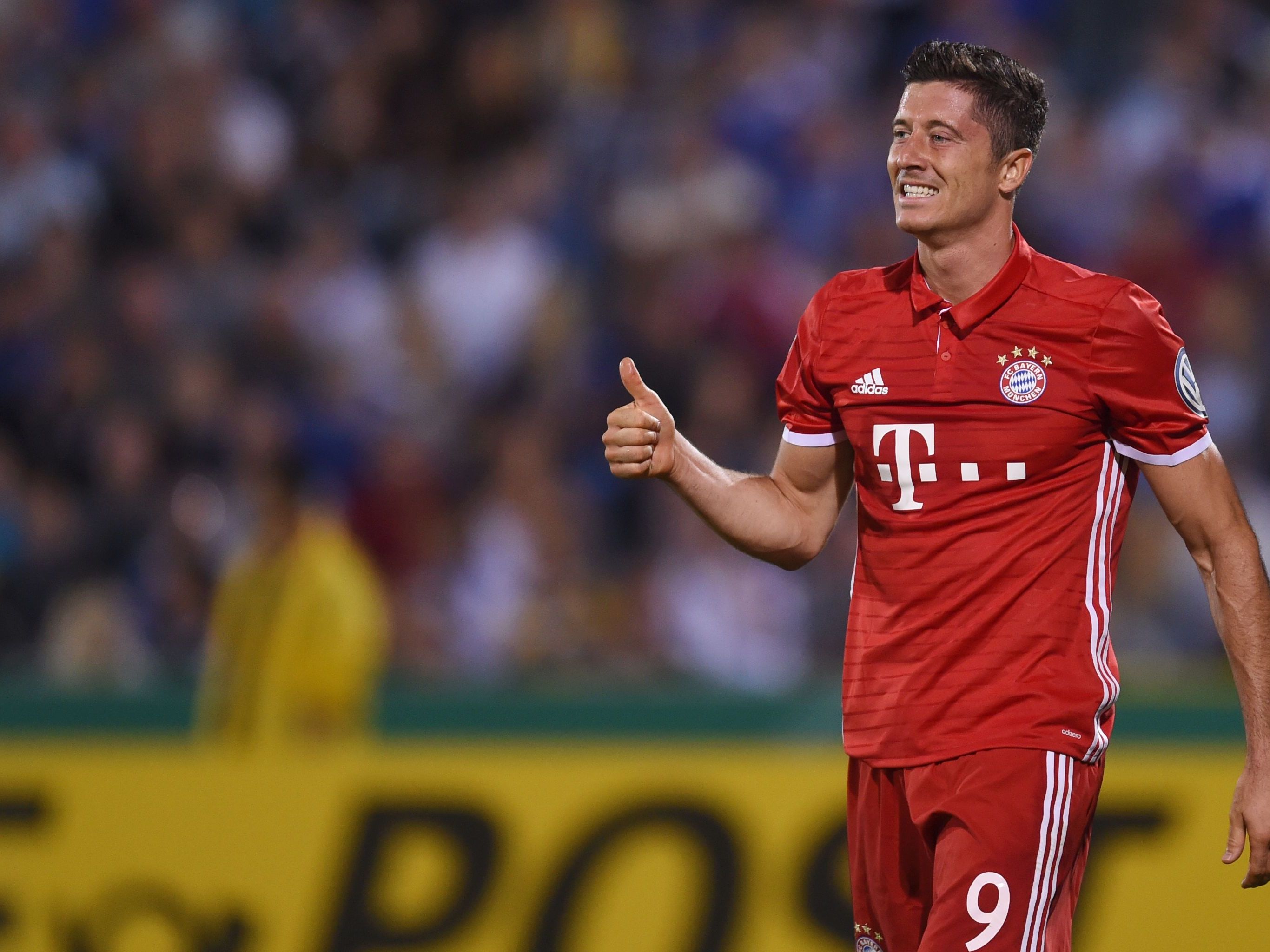 Auch Bayern-Stürmer Robert Lewandowski freut sich über die neue Bundesliga-Saison. Los geht's gegen Werder Bremen. Auch Bayern-Stürmer Robert Lewandowski freut sich über die neue Bundesliga-Saison. Los geht's gegen Werder Bremen.
