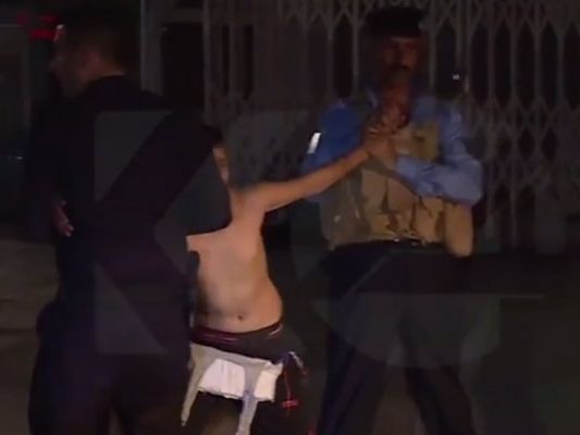 Die Polizisten reißen dem Kind den Sprengstoffgürtel vom Körper. Die Polizisten reißen dem Kind den Sprengstoffgürtel vom Körper.
