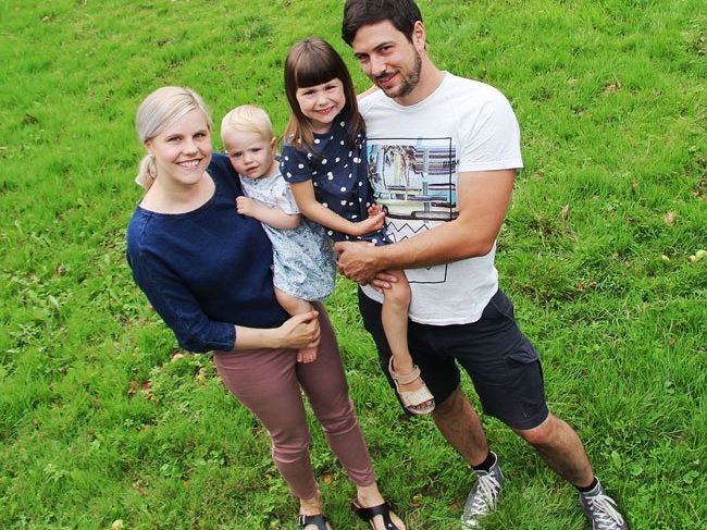 Mathias und Elise Hagen-Zwiener mit ihren Töchtern Hannah und Magdalena auf ihrem Baugrund Mathias und Elise Hagen-Zwiener mit ihren Töchtern Hannah und Magdalena auf ihrem Baugrund