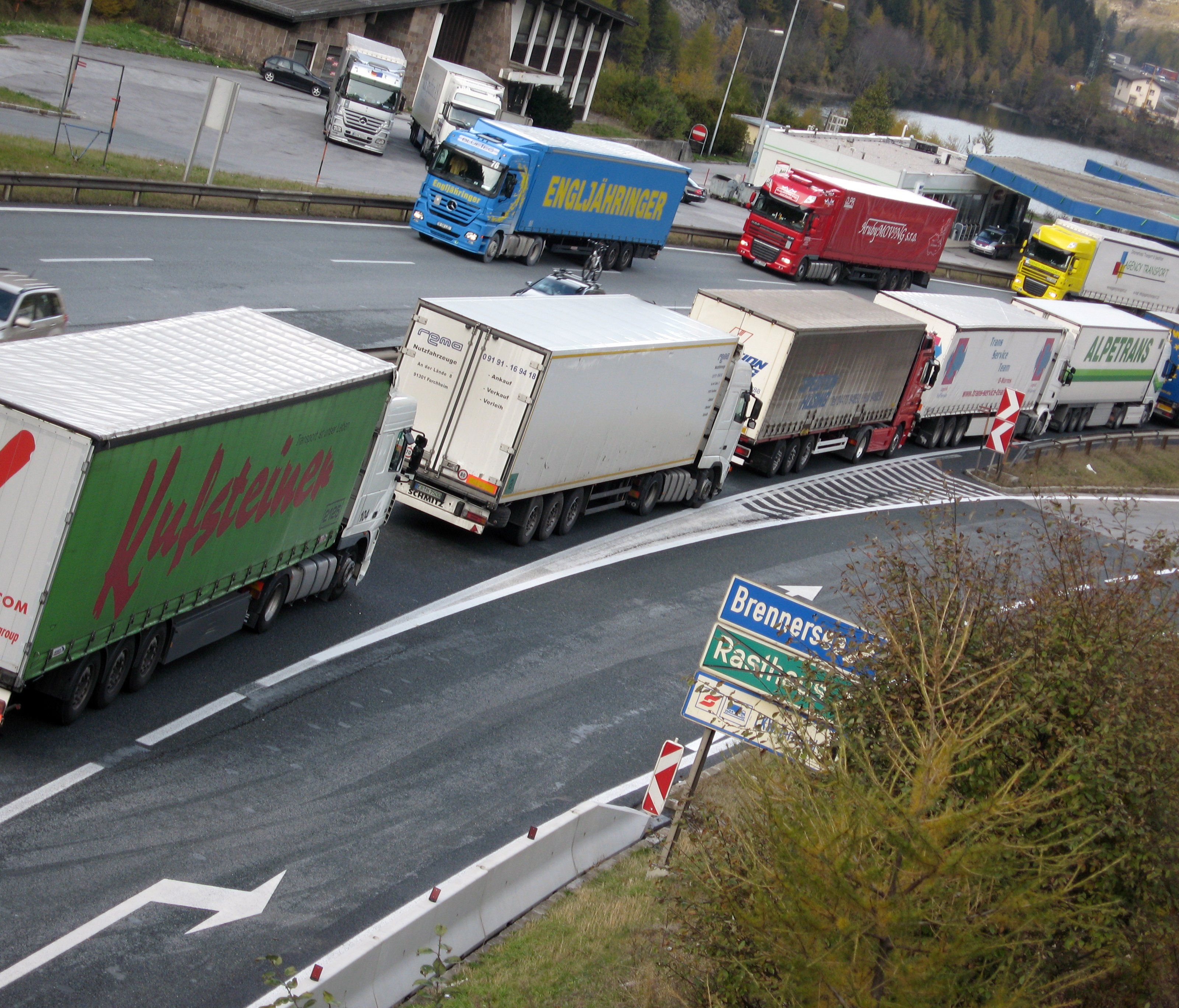 LKW-Stau nun auch wieder in Lustenau auf der Tagesordnung LKW-Stau nun auch wieder in Lustenau auf der Tagesordnung