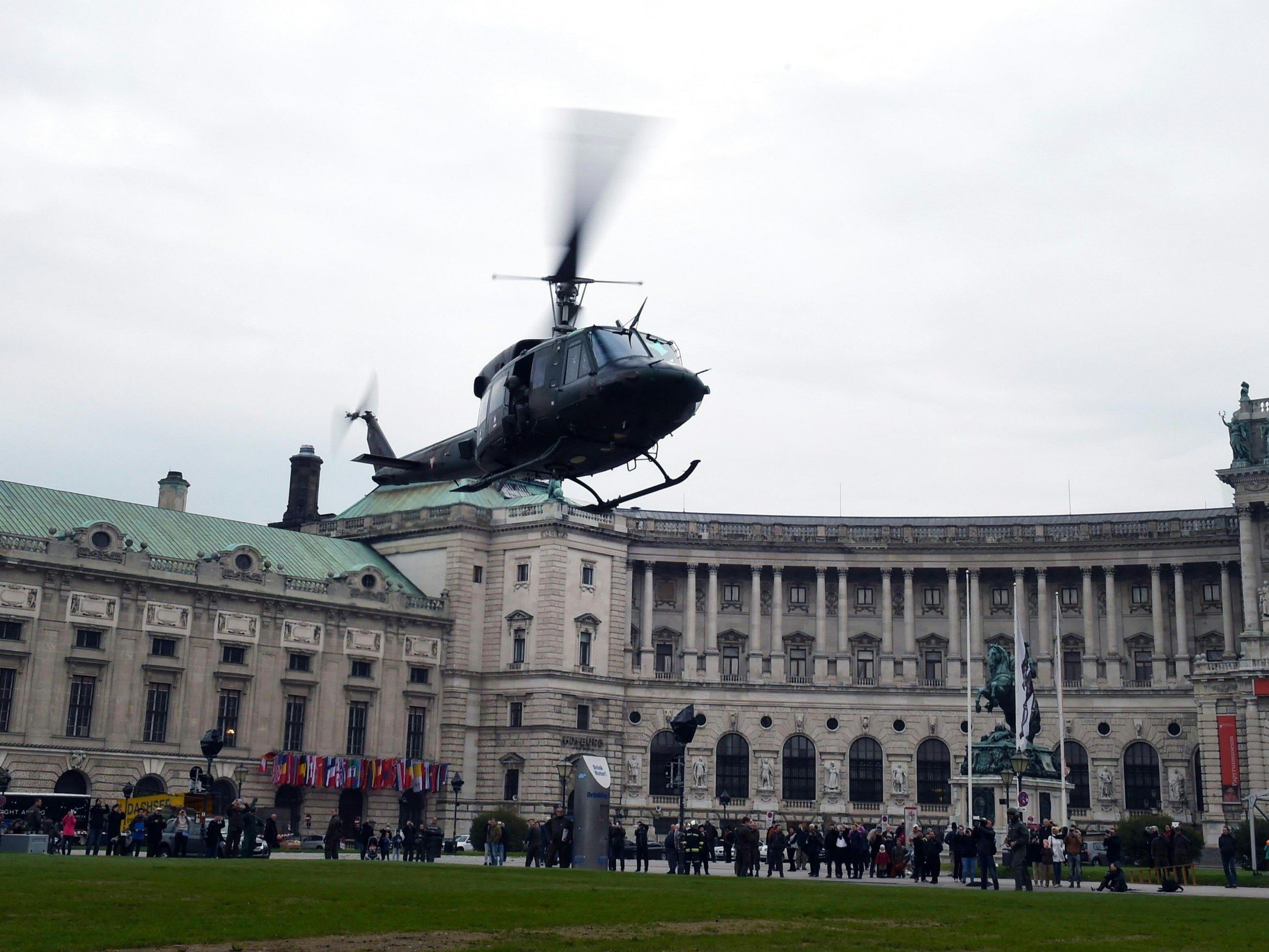 Das Bundesheer wird am Nationalfeiertag diesmal für die Leistungsschau in mehreren Wiener Standorten zugegen sein Das Bundesheer wird am Nationalfeiertag diesmal für die Leistungsschau in mehreren Wiener Standorten zugegen sein