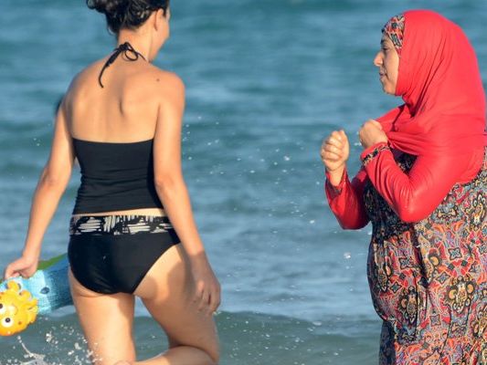 Eine Frau im Burkini beim Baden. (Symbolbild)