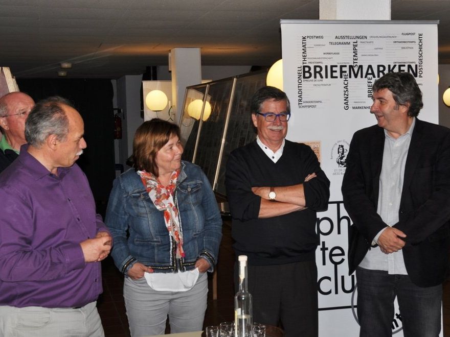 Obmann Franz Zehenter mit Eva, Harald Staffler und Bürgermeister Michael Tinkhauser bei der Auktion. Obmann Franz Zehenter mit Eva, Harald Staffler und Bürgermeister Michael Tinkhauser bei der Auktion.