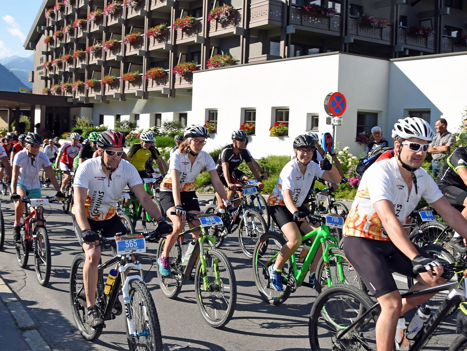Start des M1 und M2 am vergangenen Samstag, 9 Uhr, in der Schrunser Silvrettastraße Start des M1 und M2 am vergangenen Samstag, 9 Uhr, in der Schrunser Silvrettastraße