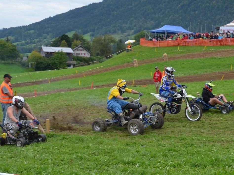 Aktionreiche Szenen bietet das alljährliche Mofacrossrennen im Krumbach. Aktionreiche Szenen bietet das alljährliche Mofacrossrennen im Krumbach.