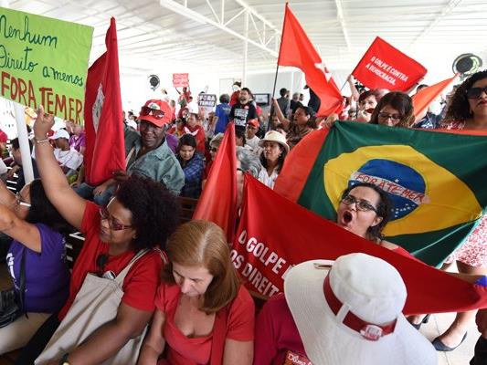 Unterstützer von Dilma Rousseff, während sie die Sitzung des Senats verfolgten.