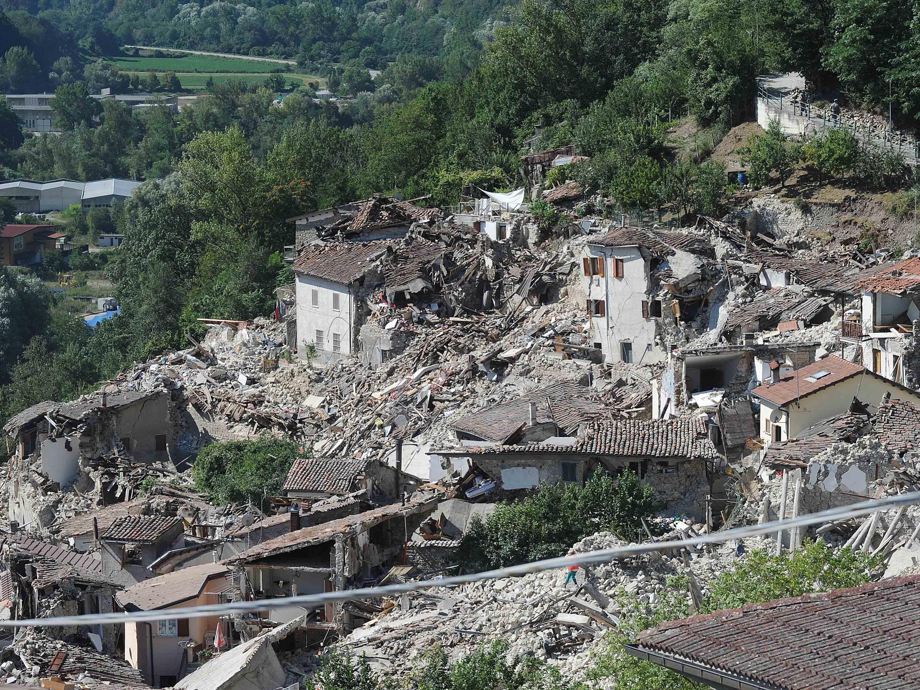 Bei dem verheerenden Erdbeben in Iatlien starben nach offiziellen Angaben mindestens 247 Menschen.