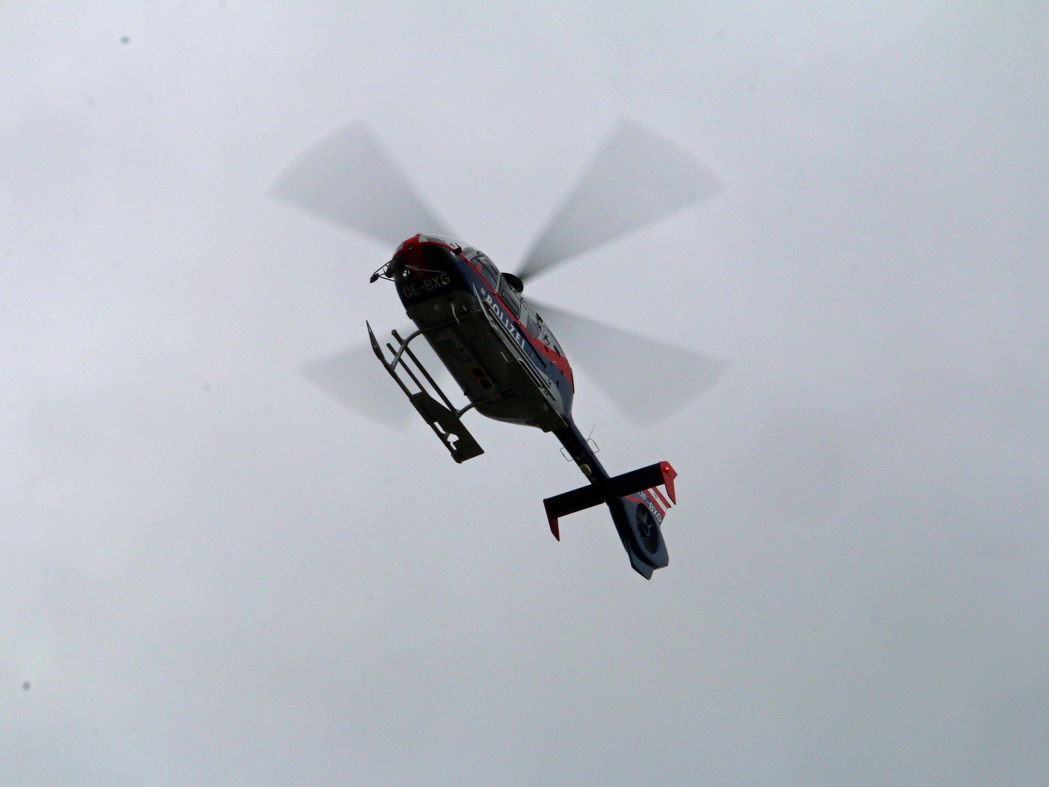 Zwei Frauen mussten beim Wandern in Vorarlberg vom Hubschrauber geborgen werden. Sie kamen vom Weg ab, eine von ihnen verletzte sich am Fuß.