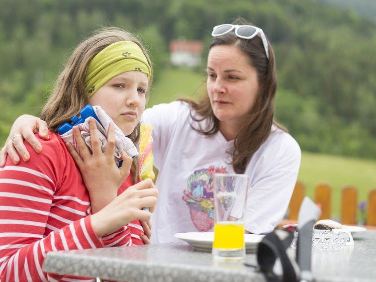 Das Mädchen hatte eine Wespe in ihrem Saft und wurde gestochen. Damit ihr Hals nach dem Stich nicht so stark anschwillt, muss sie ihn innen und außen kühlen. Dazu bekommt sie Eis zum Lutschen und einen kalten Umschlag. Das Mädchen hatte eine Wespe in ihrem Saft und wurde gestochen. Damit ihr Hals nach dem Stich nicht so stark anschwillt, muss sie ihn innen und außen kühlen. Dazu bekommt sie Eis zum Lutschen und einen kalten Umschlag.