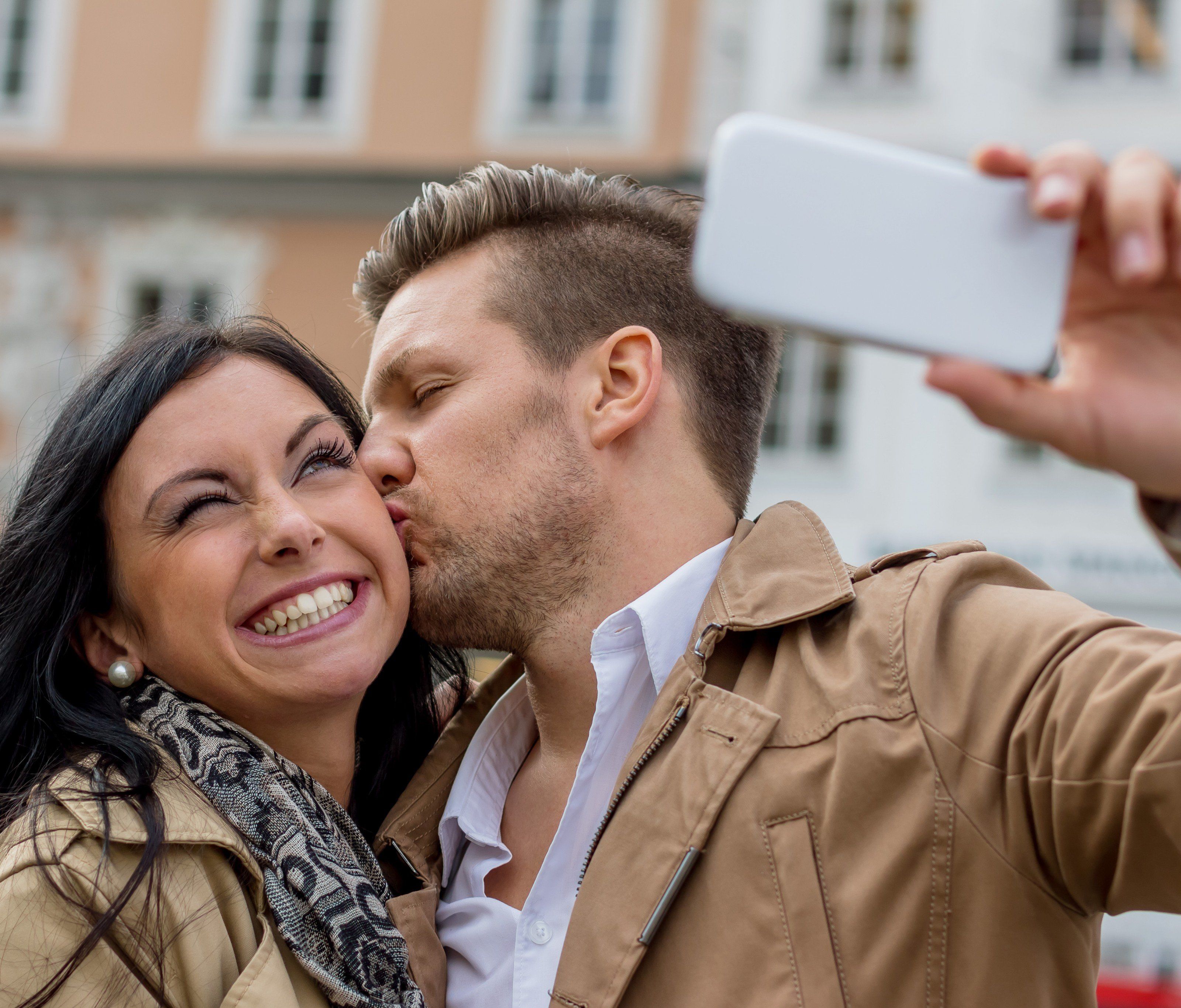 Smartphone wird bei Partnersuche immer wichtiger Smartphone wird bei Partnersuche immer wichtiger
