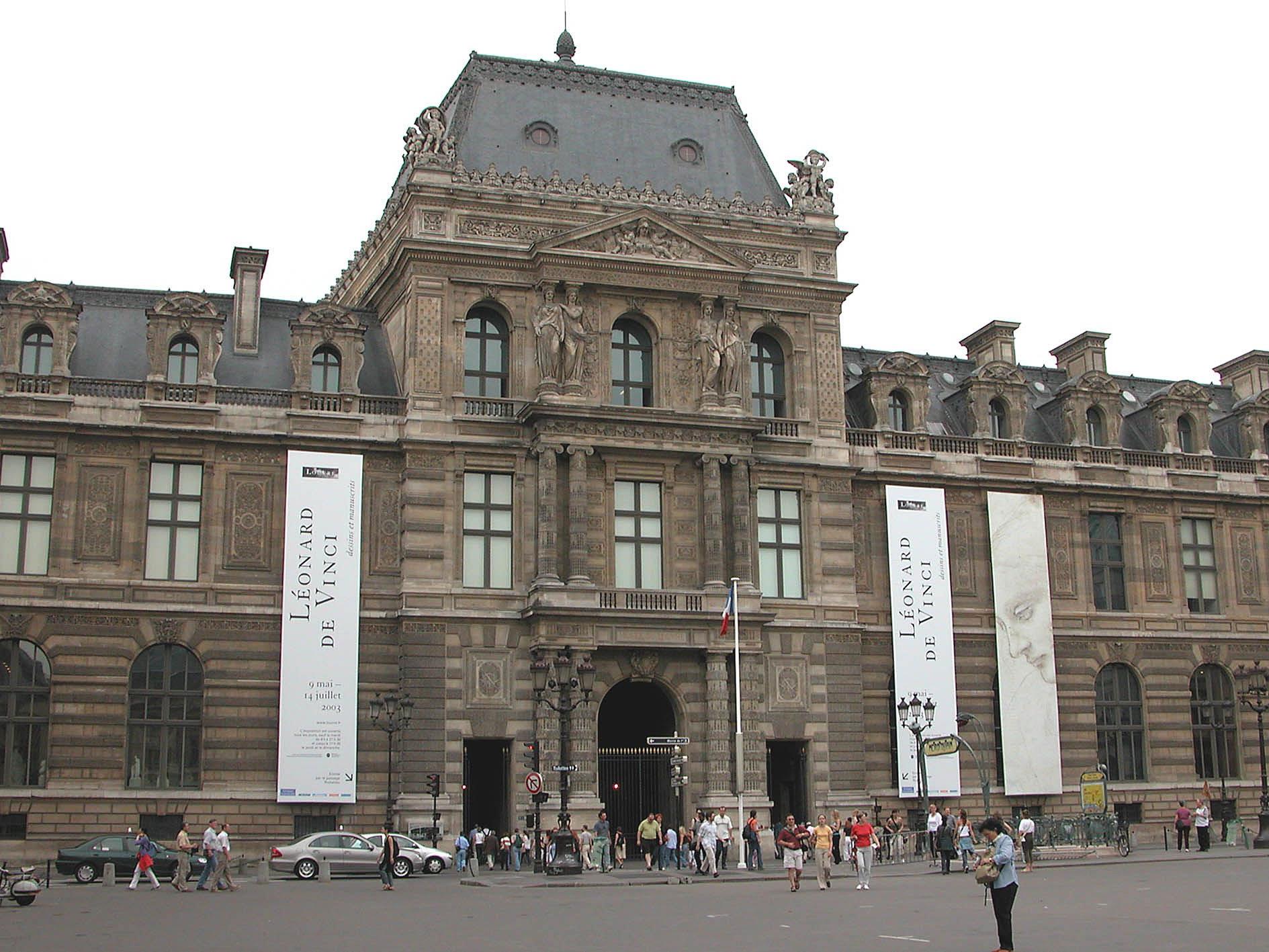 Lange Wartezeiten beim Sightseeing lassen sich mit ein wenig Planung vermeiden - etwa vor dem Louvre in Paris