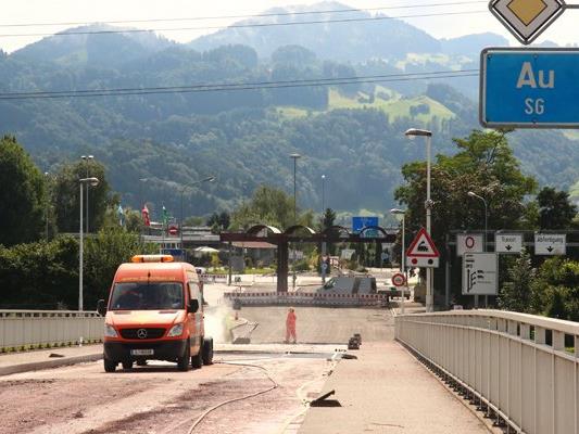 Die Sanierungsarbeiten an der Rheinbrücke am Grenzübergang Lustenau/Au. (Archivbild)
