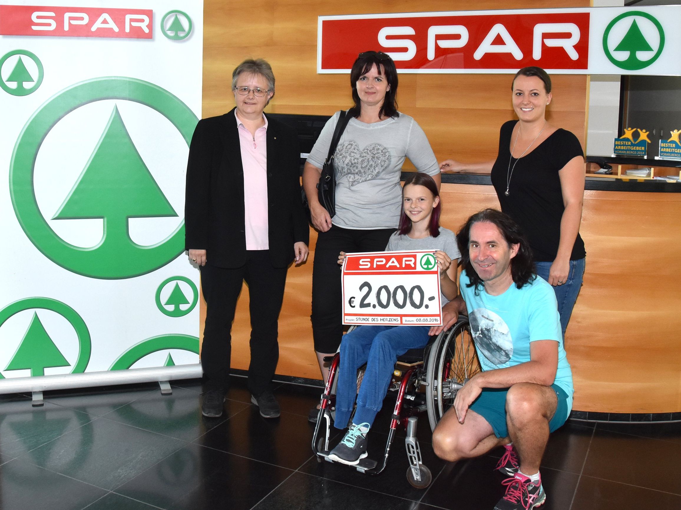 Übergabe an Melissa, Betriebsratsvorsitzende Marianne Scheibl (links) und ihre Stellvertreterin Mirjam Sohm (rechts) übergaben 2.000 Euro an Melissa und ihre Mutter Sandra Grutsch. Auch Obmann Joe Fritsche freute sich über die Unterstützung. Übergabe an Melissa, Betriebsratsvorsitzende Marianne Scheibl (links) und ihre Stellvertreterin Mirjam Sohm (rechts) übergaben 2.000 Euro an Melissa und ihre Mutter Sandra Grutsch. Auch Obmann Joe Fritsche freute sich über die Unterstützung.