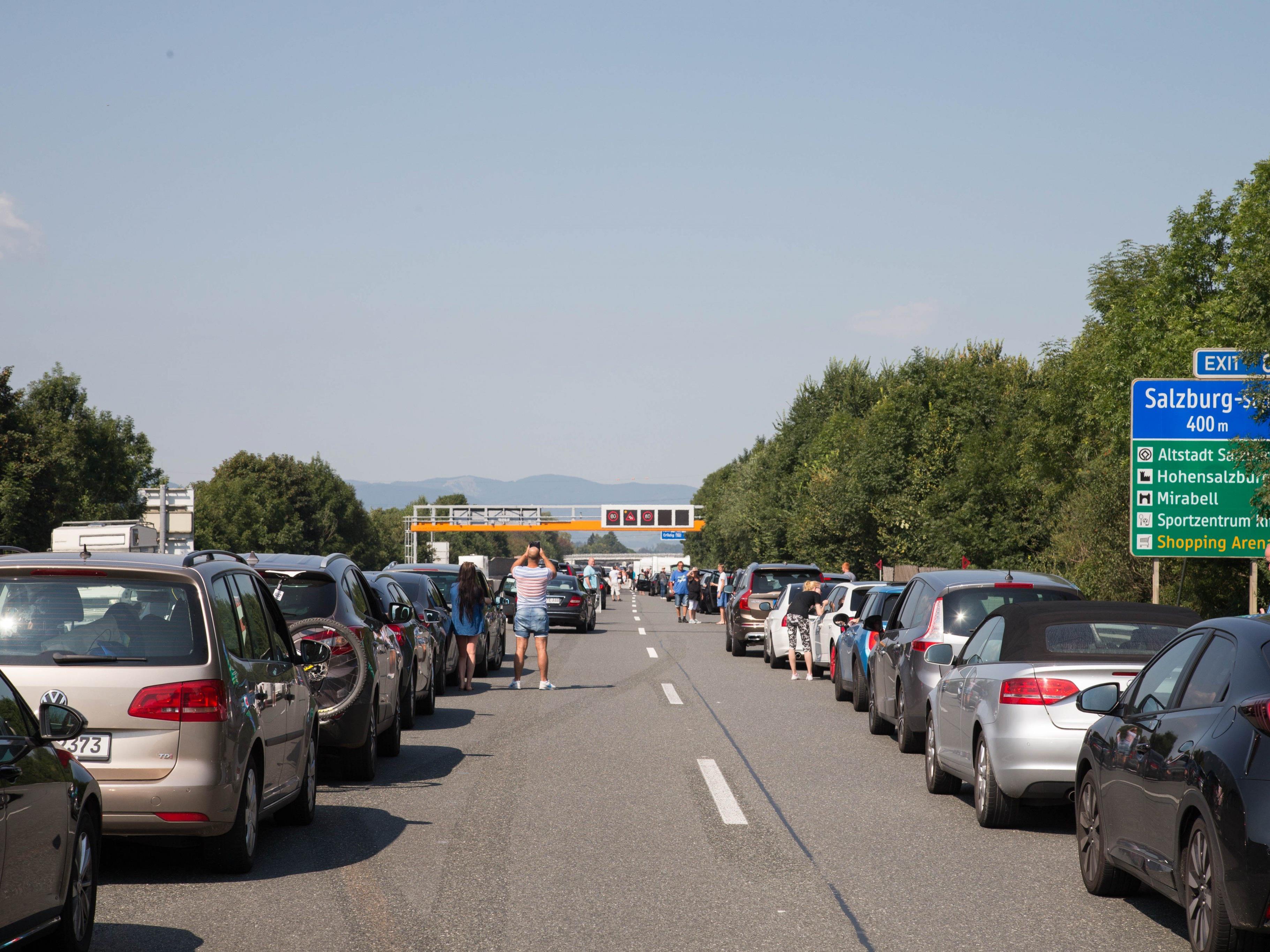 Stau nach Unfall auf der A10 bei Salzburg.