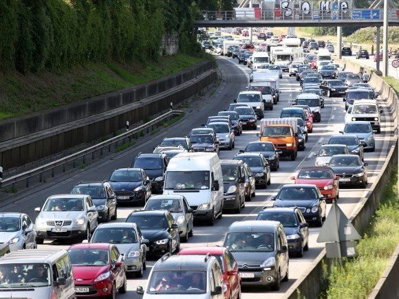 Mehrere Verletzte und lange Staus waren die Folge von zwei Unfällen Mehrere Verletzte und lange Staus waren die Folge von zwei Unfällen