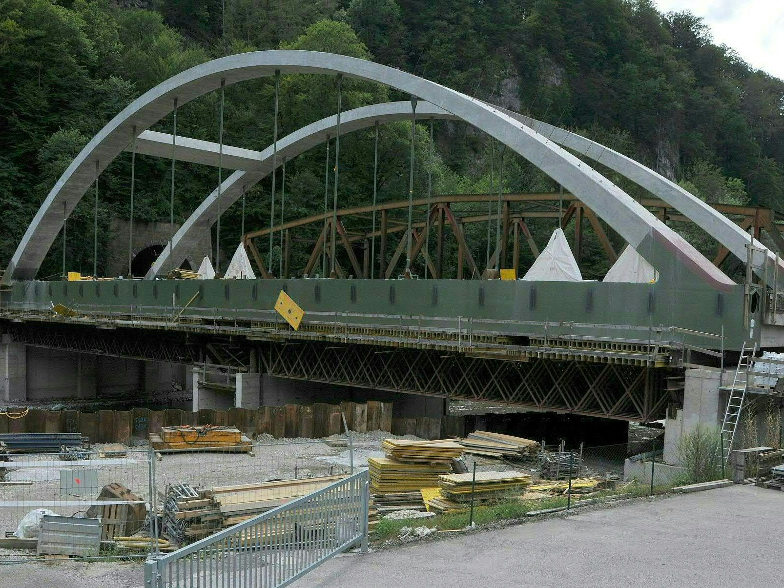 Auf der Südbahnstrecke wird wegen Bauarbeiten der Zugverkehr für zwei Wochen unterbrochen Auf der Südbahnstrecke wird wegen Bauarbeiten der Zugverkehr für zwei Wochen unterbrochen