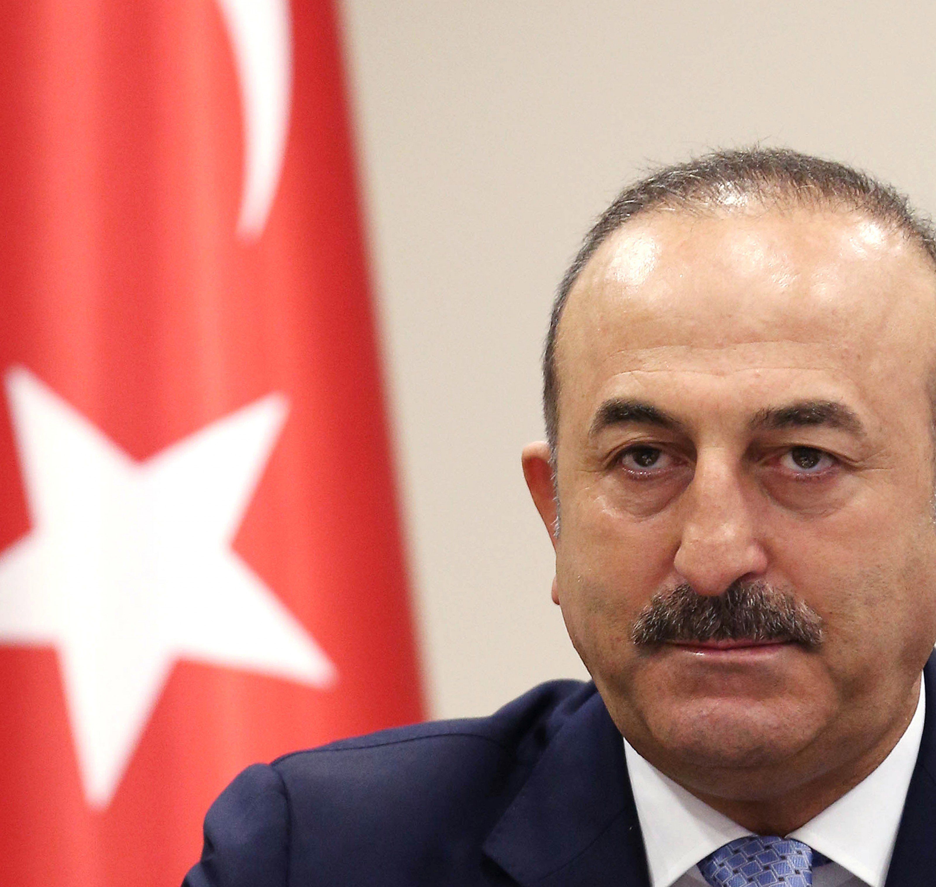 Der türkische Außenminister Mevlut Cavusoglu lädt schwedischen Botschafter vor. Der türkische Außenminister Mevlut Cavusoglu lädt schwedischen Botschafter vor.
