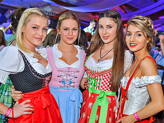 Fesche Dirndl & Lederhosen am Emser Oktoberfest Fesche Dirndl & Lederhosen am Emser Oktoberfest