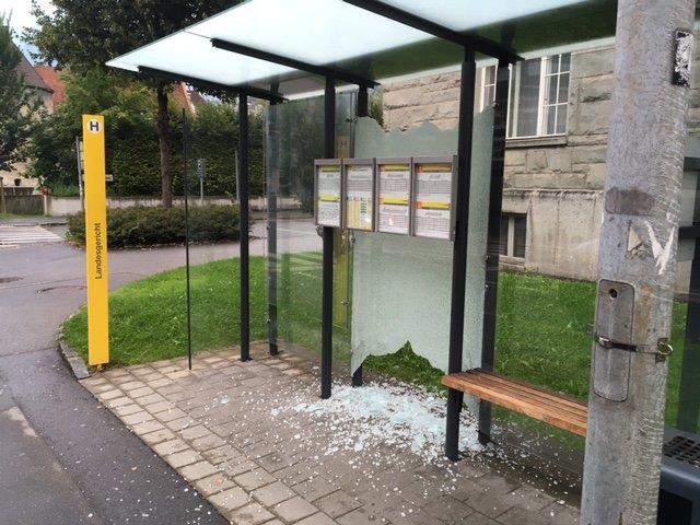 In Feldkirch wurde die Verglasung mehrerer Bushaltestellen zerstört.
