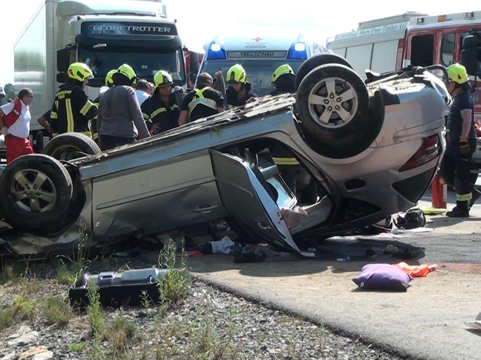 Bei einem schweren Verkehrsunfall auf der A1 wurden drei Personen schwer verletzt