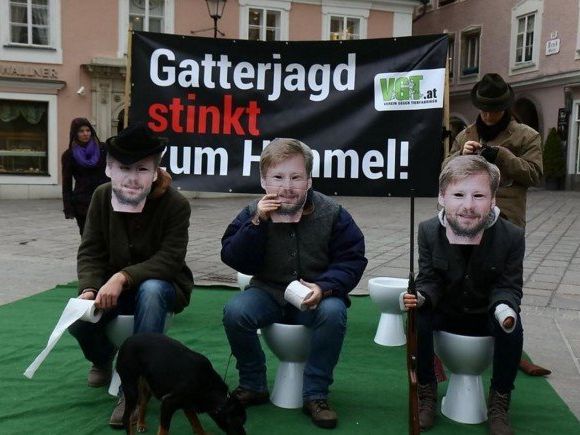Der Verein gegen Tierfabriken setzt sich für ein Verbot der Gatterjagd ein. Der Verein gegen Tierfabriken setzt sich für ein Verbot der Gatterjagd ein.