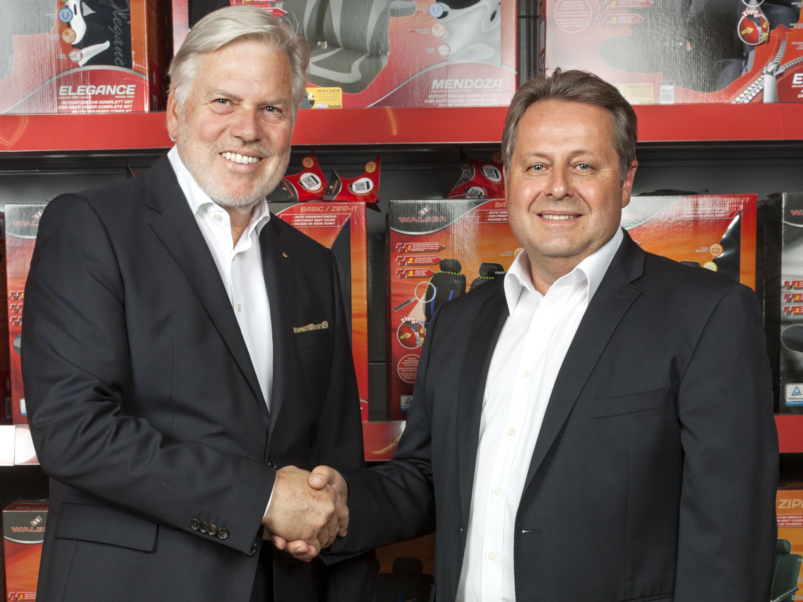 Hans-Karl Walser, Geschäftsführender Gesellschafter der Walser GmbH, gratuliert Prokurist und Gesamtverkaufsleiter Werner Pendl zum 40-jährigen Jubiläum bei Walser.