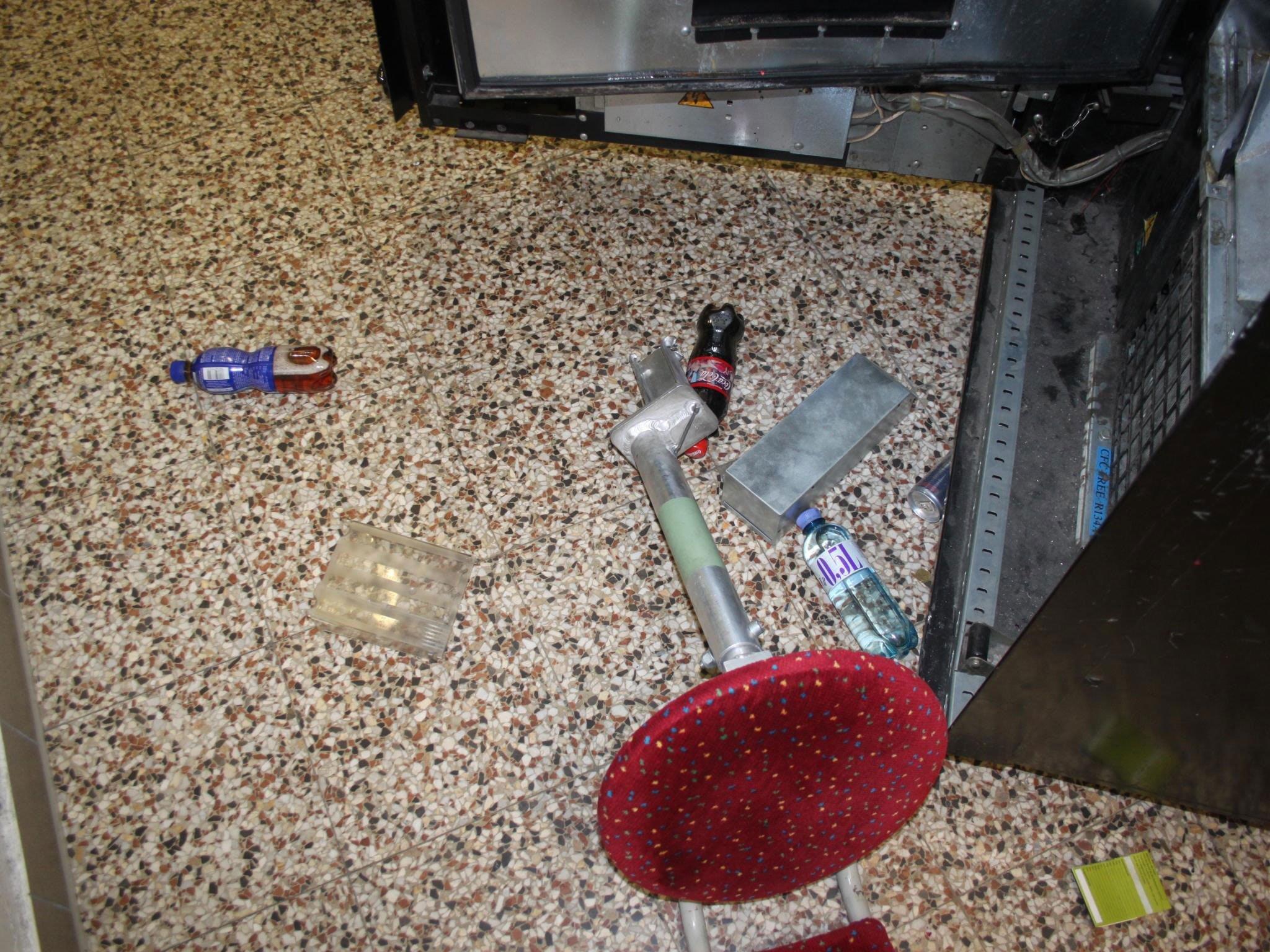 Der Einbrecher brach in dem Wiener Linien-Aufenthaltsraum einen Automaten auf
