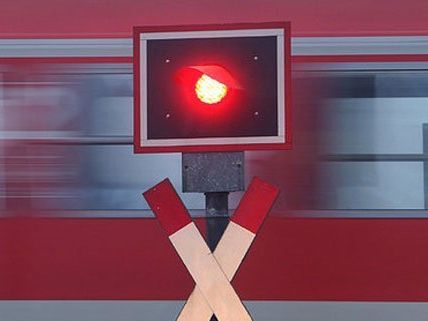 Bei einem Bahnübergang kollidierte ein Güterzug mit einem LKW Bei einem Bahnübergang kollidierte ein Güterzug mit einem LKW