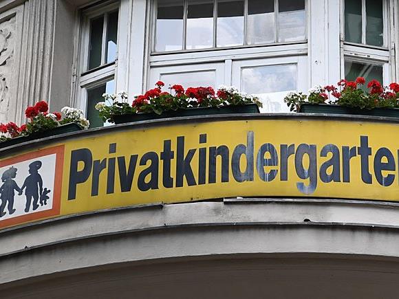 Das Hinweisschild eines "Alt Wien"-Privatkindergartens - für diese soll nun das Aus kommen