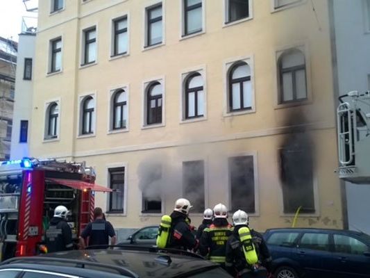 Warum es zu dem Zimmerbrand kam ist noch unklar. Warum es zu dem Zimmerbrand kam ist noch unklar.