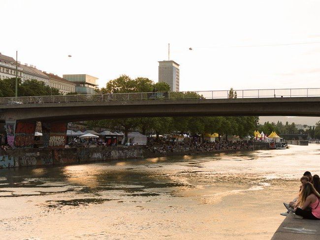 Jugendliche wurden von drei Unbekannten beim Feiern bestohlen. Jugendliche wurden von drei Unbekannten beim Feiern bestohlen.