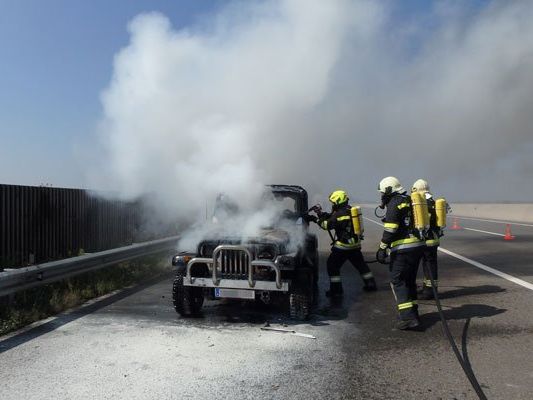 Der Geländewagen brannte komplett aus. Der Geländewagen brannte komplett aus.